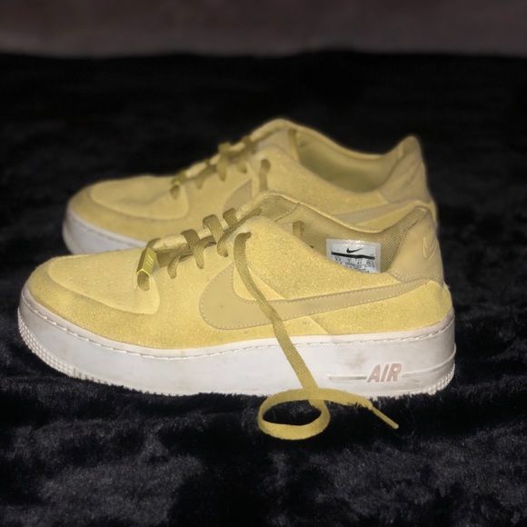 Nike Air Force 1 (lightly worn) COLOR- mustard yellow SIZE- womens 9.5 - Picture 1 of 4